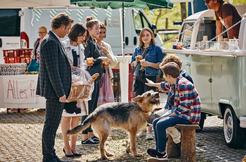 Joseph Angerer (Siegfried Terpoorten, links vorne) erklärt sich bereit, Flori (Lino/​Leon de Greiff, rechts vorne) und Racko (Chewakka) zum Hundecasting zu fahren. – Bild: BR/​Filmbüro Münchner Freiheit GmbH/​Philipp Thurmaier