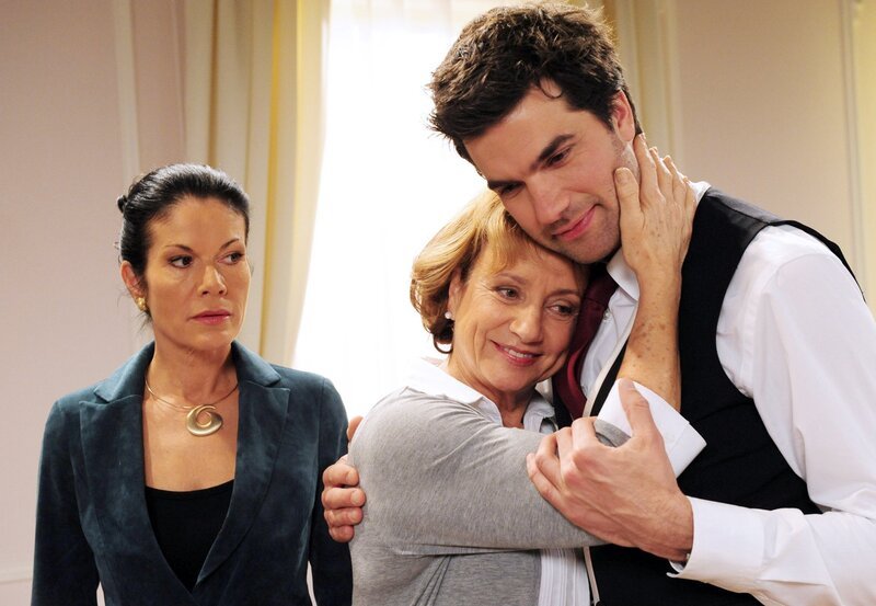 Nach Doris’ Drohung verabschiedet sich Tante Pilar (Aviva Joel, M.) von Konstantin (Moritz Tittel, r.). – Bild: ARD/​Ann Paur