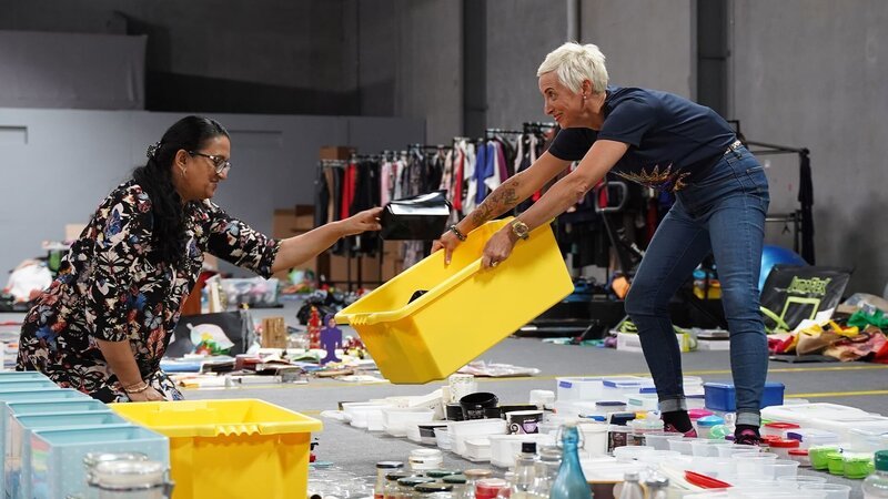 Natalie Jane (r.) – Bild: SPP & All3Media International