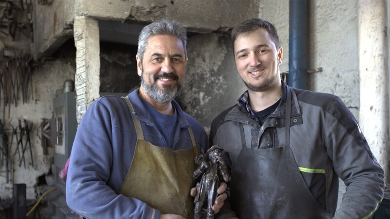 Portrait von Martin und Michael Wilberger mit Statue – Bild: Red Bull Media House/​ServusTV
