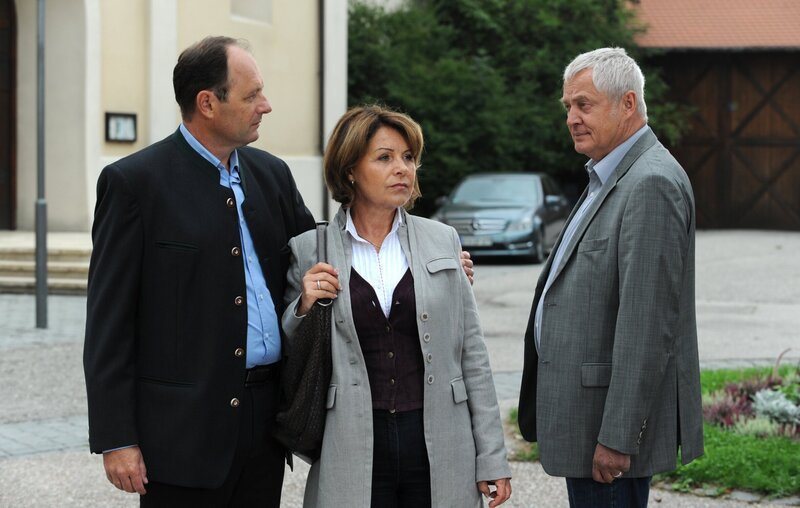 Hubert und Rosi laufen zufällig Joseph über den Weg. Von links: Hubert Kirchleitner (Bernhard Ulrich), Rosi Brunner (Brigitte Walbrun) und Joseph Brunner (Wilhelm Manske). – Bild: BR/​Marco Orlando Pichler