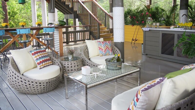 Im wunderschönen Florida verwandelt Chris Lambton mit seinem Kollegen Chris Grundy das Grundstück eines Hauses in einen schicken Außenwohnbereich. Die Veranda überzeugt nicht nur mit einem traumhaften Blick auf den Golf von Mexiko, sondern dank dem Garten-Retter auch mit Bartisch, innovativer Beleuchtung, einer Feuerstelle und vielen grünen Pflanzen. – Bild: HGTV