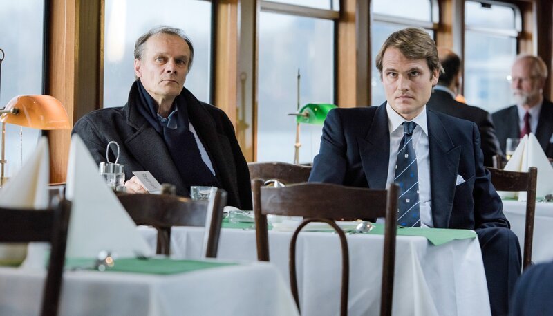 Der Journalist David Burger braucht Geld, um den Zeugen Steenkamp bezahlen zu können. Seine Kollegen Walter Brauneck (Edgar Selge, li.) und Olaf Nissen (Fabian Hinrichs) wiegeln ab. – Bild: ARD Degeto/​Stefan Erhard