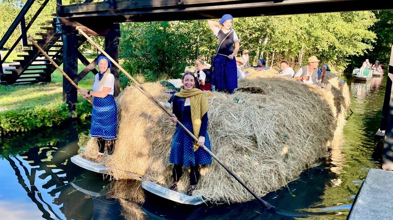 Der Mutschenhof im Spreewalddorf Lehde wird bereits in fünfter Generation von der Familie Kilka bewirtschaftet. Seit 2009 führt Sebastian Kilka den Hof mit viel Leidenschaft. Vor Herausforderungen steht auch Fischer Sander Fuhrmann auf dem Groß Schauener See in Brandenburg, der alles für den bevorstehenden Winter vorbereitet. – Spreewaldbauer Kilkas Heukahn beim Korso. – Bild: rbb