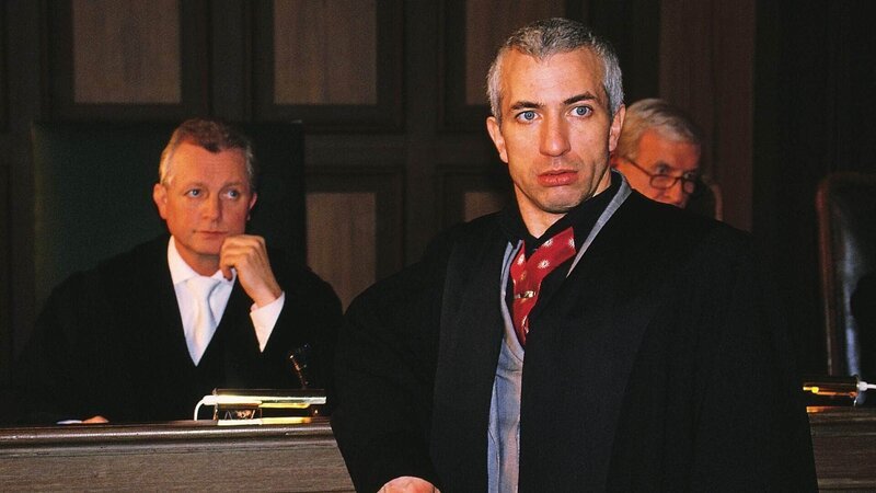 Ralf Richter in der Rolle des Verteidigers (r.) – Bild: RTL