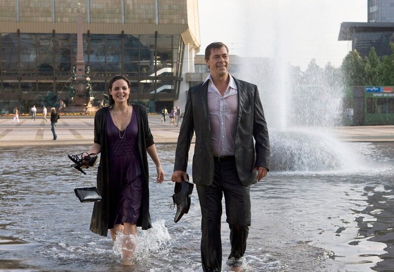 Susanne (Elisabeth Lanz) und Christoph (Sven Martinek) freuen sich über eine spontane Abkühlung nach ihrem Opernbesuch. – Bild: NDR/​ARD/​Olaf Raymond Benold