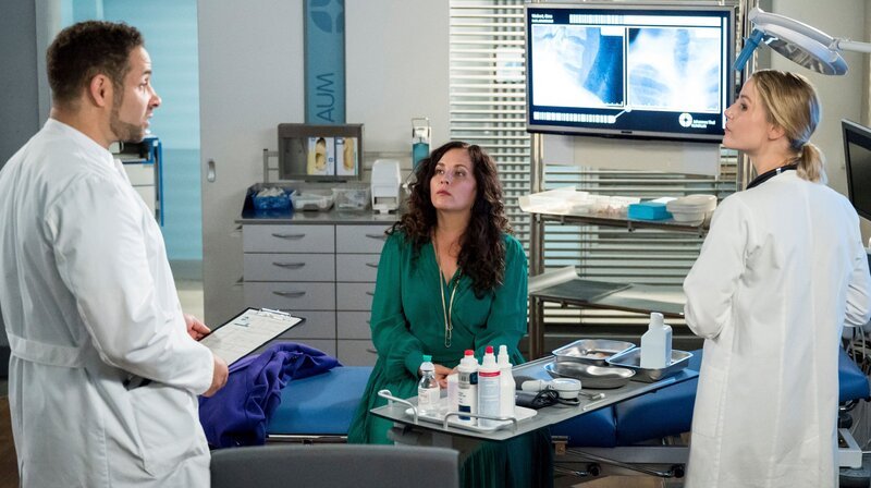 Die selbstbewusste Gina Wichert (Nora Jokhosha, M.) wird im Klinikum von Matteo (Mike Adler, l.) und Julia (Mirka Pigulla, r.) behandelt. Sie hat einen Fremdkörper in der Speiseröhre. – Bild: ARD/​Jens Ulrich Koch