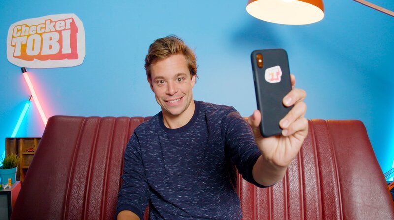 Checker Tobi macht ein Selfie. – Bild: BR/​Hans-Florian Hopfner/​megaherz gmbh