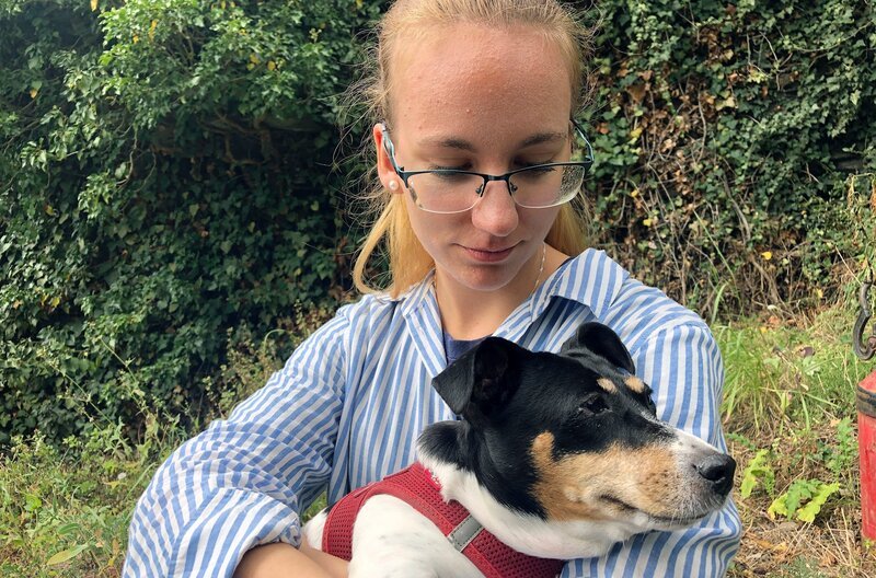 Jasmin ist 25 Jahre alt und hat seit ihrem 11 Lebensjahr alle möglichen Formen der sexualisierten Gewalt erlebt. – Bild: HR/​Melanie Taylor /​ HR/​Pressestelle