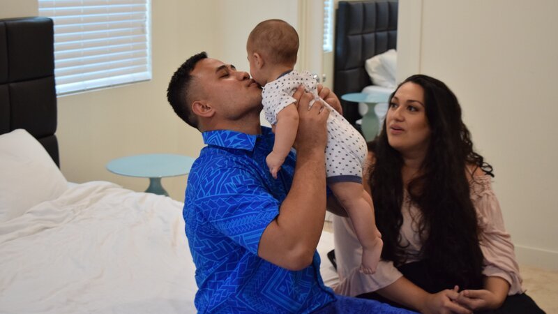 Asuelu und Kalani verbringen Zeit mit Oliver. – Bild: TLC /​ Photobank 36218_ep602_016.jpg /​ Discovery Communications