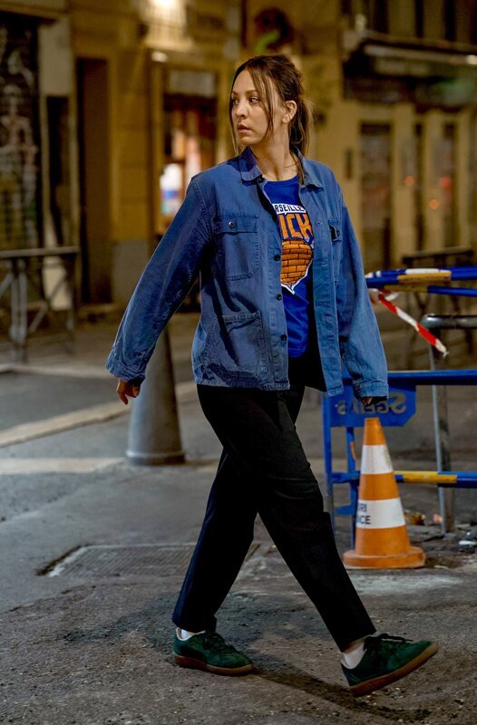 Alice (Kaley Cuoco) ist nun nicht mehr nur Jägerin, sondern auch Gejagte! – Bild: AGC Studios/​Fragile Film/​MGM+/​ARD Degeto Film/​Bruno Calvo