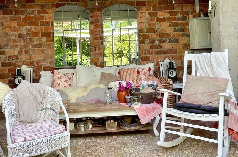 Einfach zauberhaft! Sylvia Hämmerles märchenhaft-verspieltes Gartenambiente in Waldkirch eine ganz eigene fantastische Welt. Liebevolle Details greifen die Rose als zentrales, wildromantisches Thema immer wieder auf. – Bild: SWR/​Inès Plume