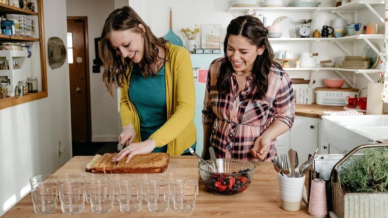 Host Molly Yeh, with her guest Anna Sather, assembling her Mini Rose Water Trifles with Cardamom Cream, as seen on Girl Meets Farm, Season 3. – Bild: Television Food Network, G.P.