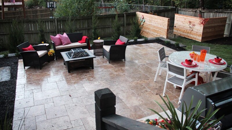 Matt Blashew trifft im Baumarkt in Kansas City auf Sophie, die Hilfe bei ihrem feuchten und unbenutzten Garten benötigt. Ihr neuer Garten bekommt ein große Travertinterrasse und eine Sitzecke mit Feuerstelle im englischen Landhausstil. Ihr neuer Wohlfühlgarten für Feen ist zum Greifen nah. – Bild: HGTV