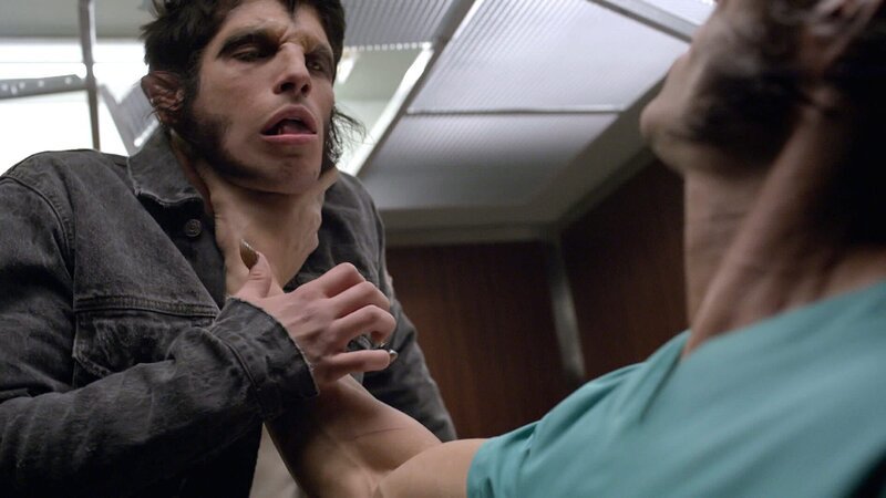 Scott (Tyler Posey) wird von einem Alpha angegriffen. – Bild: RTL II
