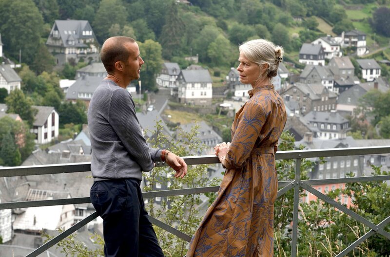 Georg (Barnaby Metschurat) führt mit seiner Mutter Heidelinde (Corinna Kirchhoff) die Apotheke der Familie. – Bild: ARD Degeto/​Hardy Spitz