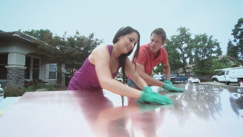 Ein geselliges Paar, das einen riesigen, schlammigen Garten besitzt, wünscht sich von Chris Lambton einen schicken Garten mit einem Wohnraum im Freien, um all ihre Freunde einladen zu können. Der Garten-Retter überrascht Jennie und Matt mit einem Außenbereich mit toskanischen Anklängen – inklusive Wasserfall, Grillstation mit Kräutergarten und einem besonderen Geschenk für Jennie: einem eigenen Sonnendeck. Und auch die Hunde wurden nicht vergessen. Chris erweitert den Rasen um einen pflegeleichten Kunstrasenbereich. – Bild: HGTV