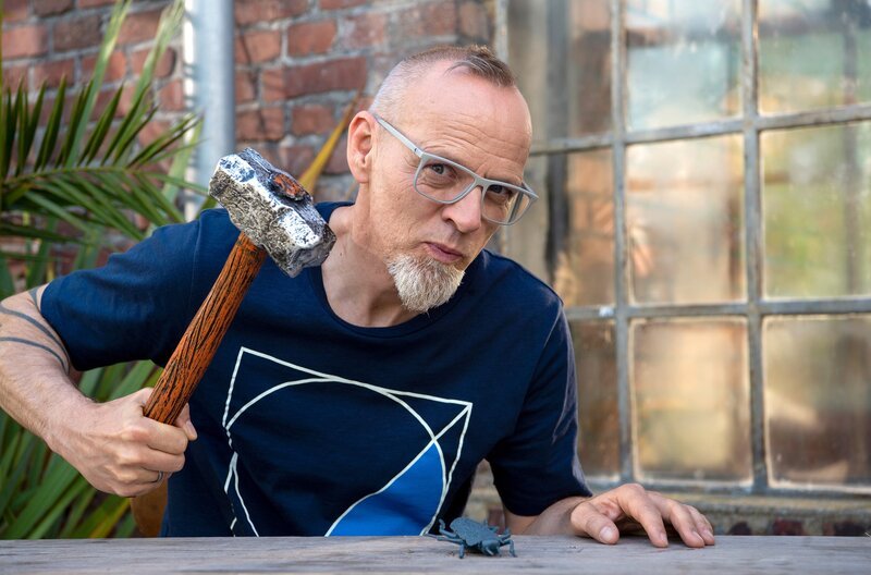 Dieser Käfer ist unkaputtbar – zumindest beinahe. Wie genau der Eisenplattenkäfer es schafft, mit seinem puzzleförmigen Panzer das 39.000-fache seines eigenen Körpergewichts zu stemmen, und wie er damit Vorbild für moderne Technik sein kann, das erklärt Thomas D bei „Wissen vor acht – Natur“. – Bild: ARD/​Melanie Grande