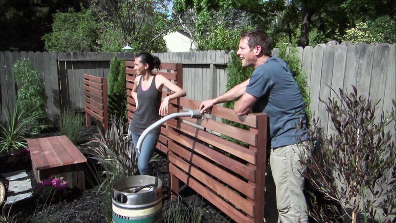 Die Hühner-Farm von Ty und seiner Familie bekommt dank Chris ein Luxus-Update. Die Familie wünscht sich Gemüsebeete zur Selbstversorgung, eine schöne Sitzecke, einen Grill- und Essbereich und einen neuen Hühnerstall. – Bild: HGTV