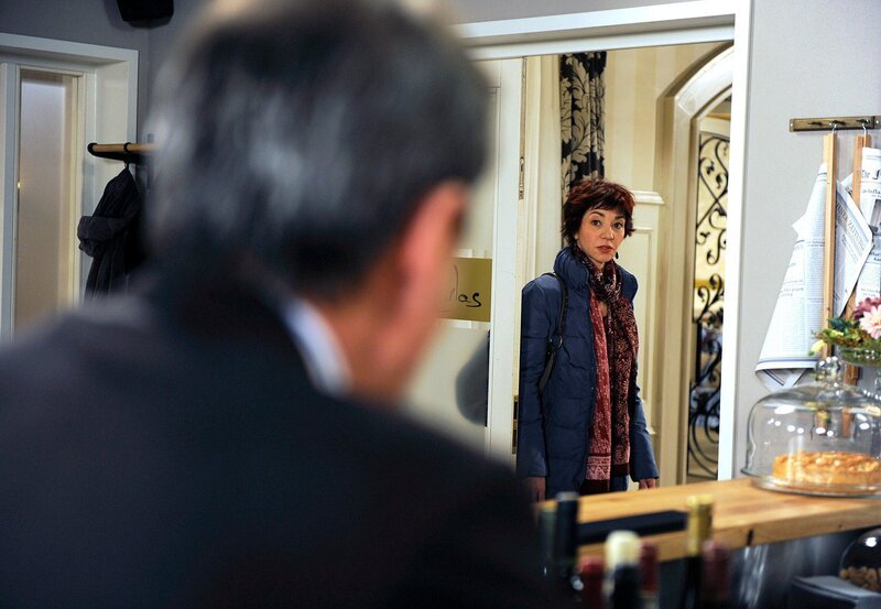 Wird Merle (Anja Franke, r.) Gunters (Hermann Toelcke, l.) stumme Warnung richtig deuten? – Bild: ARD/​Nicole Manthey