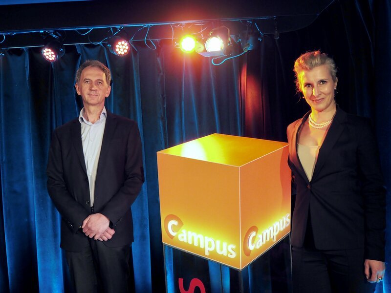 Diesmal zu Gast bei Campus Talks: Laboratoriumswissenschaftler Prof. Dr. Jürgen Ruland (TU München) und Politikwissenschaftlerin Prof. Dr. Eva Odzuck (Friedrich-Alexander Universität Erlangen-Nürnberg). – Bild: BR/​Marinus Zängerl/​Marinus Zängerl