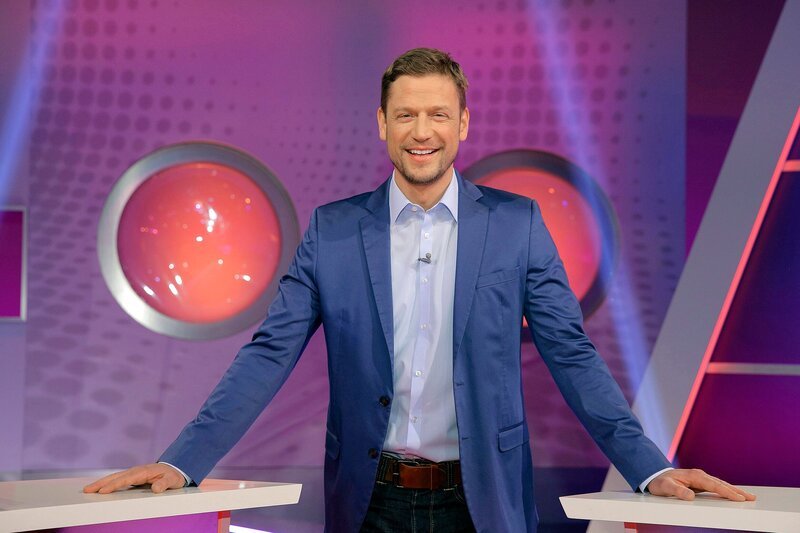 Florian Weber stellt in seinem Wissensquiz „Meister des Alltags“ die Alltagstauglichkeit seiner prominenten Kandidaten auf die Probe. – Bild: SWR/​Peter A. Schmidt