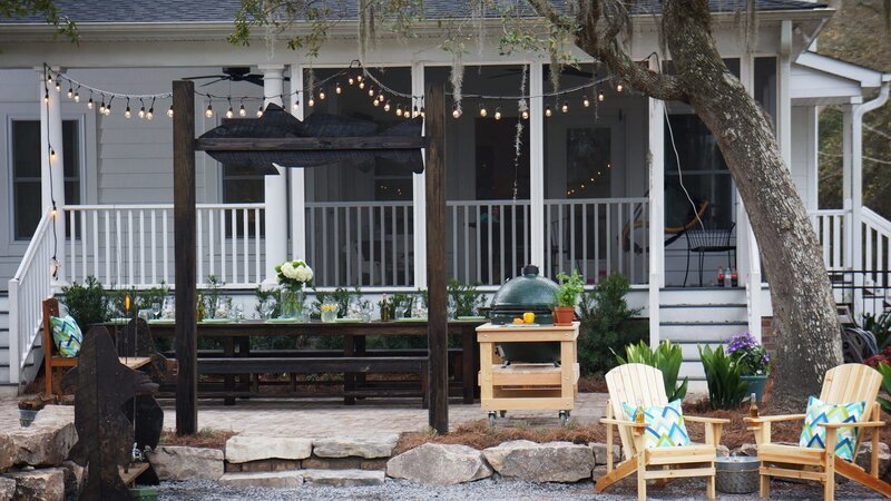 Chris Lambert sucht in Charleston nach der typischen Gastfreundschaft des Südens und nach hässlichen Gärten. Fündig wird er bei Brooke und Matt, die mit ihrem über 6000 Quadratmeter großen Garten maßlos überfordert sind. Der Garten-Retter plant ein Makeover mit einer gepflasterten Terrasse und Landhaustisch, einer Natursteinmauer und Feuerstelle sowie einen Rankbogen mit vielen einheimischen Pflanzen. – Bild: HGTV