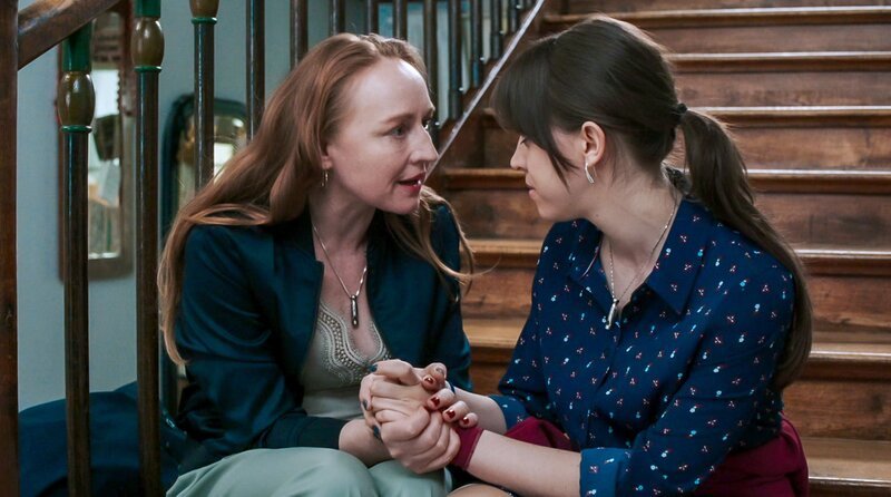 Von links: Balbina Augustin (Brigitte Hobmeier) und Hedwig Schaller (Alina Schaller). Weiteres Bildmaterial finden Sie unter www.br-foto.de. – Bild: ORF/​BR/​Cult Film GmbH/​Carsten Thiele