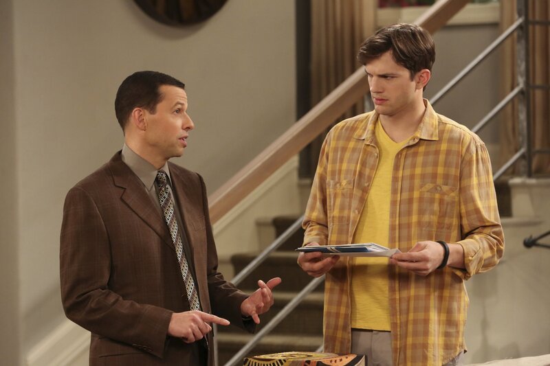 Alan (Jon Cryer, l.) ist frisch verknallt in Larrys Schwester Gretchen, während Walden (Ashton Kutcher, r.) damit fertig werden muss, dass seine Freundin Nicole für ein gutes Jobangebot die Stadt verlässt … – Bild: Warner Brothers Entertainment Inc. Lizenzbild frei