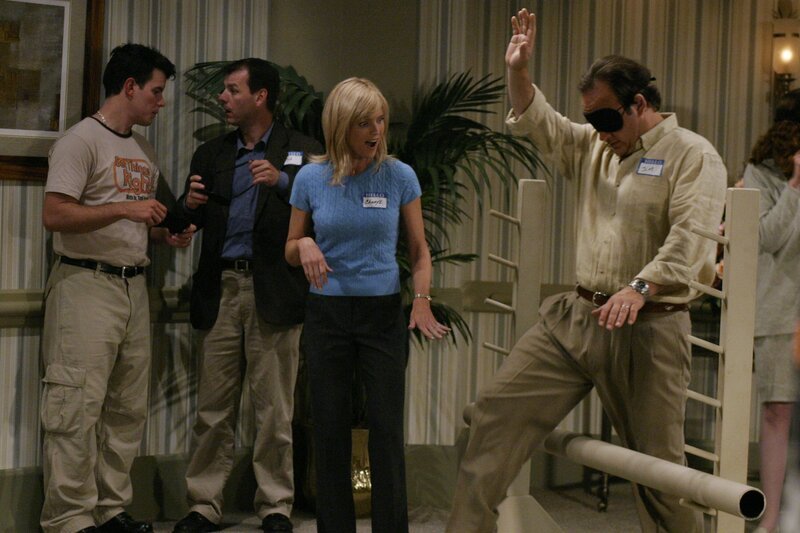 Eigentlich hatte sich Jim (Jim Belushi, r.) gedacht, dass er mit dem Angebot, Cheryl (Courtney Thorne-Smith, 2.v.r.) zu ihrem Lieblingseheberater-Guru zu begleiten, davon überzeugen zu können, zu einem Männerwochenende fahren zu dürfen, doch dann wird ihre ganze Ehe plötzlich vor große Herausforderungen gestellt … – Bild: Disney