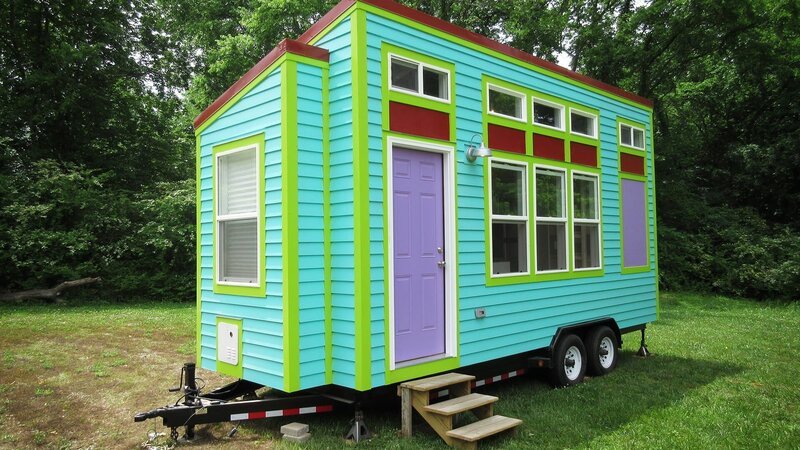 Die Künstlerin Annie aus Chattanooga, Tennessee, möchte sich nach ihrer Scheidung verkleinern. Sie sieht sich nach einem mobilen Tiny House mit Platz für Besucher um. Ihr Sohn, der aufs College geht, hilft beim Aussortieren im alten Haus und bei der Suche. Doch Annies Familie ist skeptisch, ob ein Tiny House wirklich das Richtige für sie ist. – Bild: HGTV
