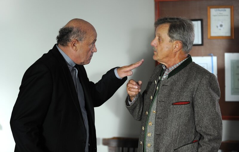 Pfarrer Kurz und Schattenhofer müssen einsehen, dass ihr Kräftemessen beim Tischtennis unentschieden ausgeht. Von links: Pfarrer Kurz (Hans Stadlbauer) und Lorenz Schattenhofer (Werner Rom). – Bild: BR/​Marco Orlando Pichler