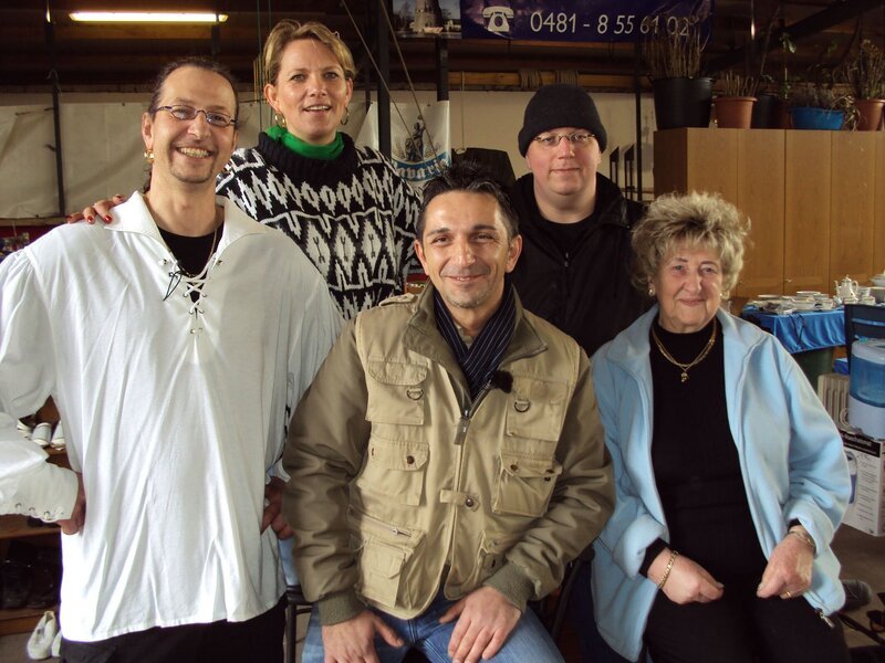 Trödelprofi Mauro (Mitte) mit Nico (li.), Helene (re.), Angelika und Frank. – Bild: RTL Zwei