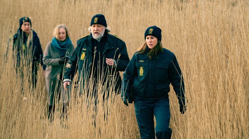 Gefahr im Watt: Das Ermittlungstrio Frida Olsen (Katharina Heyer, hinten), Magnus Vinter (Nicki von Tempelhoff, Mitte) und Ida Sörensen (Marlene Morreis, vorne) folgt einem Notruf! – Bild: ARD Degeto Film/​Georges Pauly