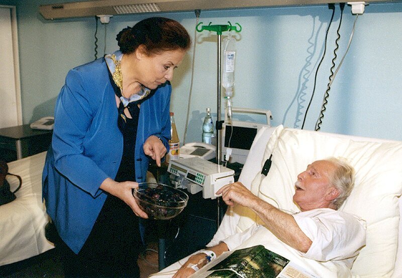 Charlotte Gauss besucht Opa Friedrich in der Klinik. – Bild: MDR/​Krajewski