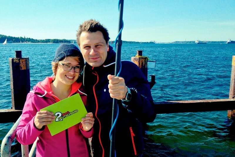 Die Reporter Esther Brandt (links) und André Gatzke auf Schnitzeljagd an der Küste in Schleswig-Holstein. – Bild: WDR/​André Gatzke