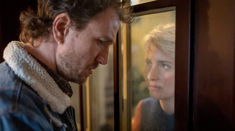 Eduard Raabe (Jan Krauter) und seiner Frau Hanna (Wanda Perdelwitz) fürchten um ihr Leben. – Bild: ARD Degeto Film/​Boris Laewen