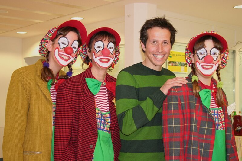 Von links: Willi, Oliver und Dr. Matthias Dürken. Eine Chemotherapie soll bei Oliver die Krebszellen besiegen.; Von links: Der krebskranke Oliver bekommt Besuch von Willi, seinem Bruder und seiner Mutter.; Willi (re.) und Prof. Dr. Peter H. Krammer vom Deutschen Krebsforschungszentrum. Hier werden Mittel erforscht, um die Krankheit in den Griff zu bekommen.; Willi mit den Klinikclowns, die einmal pro Woche die kranken Kinder zum Lachen bringen. – Bild: BR/​megaherz gmbh