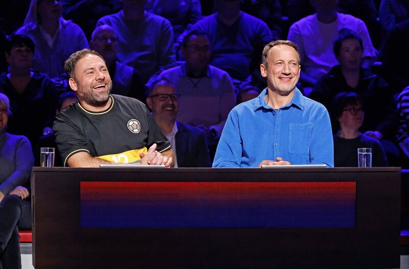 Rateteam-Kapitän Wotan Wilke Möhring (r.) und Reality-TV-Star Claus Scholz (l.). – Bild: ARD/​NDR/​UFA SHOW & FACTUAL/​Morris Mac Matzen