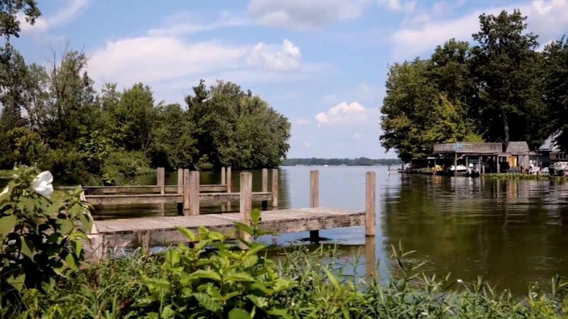 Shawn und Kerry haben genug von ihrem eintönigen Leben in Urbana, Ohio, und beschließen, ein Haus auf einer Insel im Indian Lake zu kaufen. Hier kann man noch unberührte Natur genießen, Boot fahren, Kajaken oder Fischen. Jede der 44 Inseln des Indian Lakes hat ihren eigenen Charakter, und dem Paar ist es nicht so wichtig, auf welcher sie künftig wohnen. Wichtiger ist, dass sie ein großes Haus mit viel Platz finden, um ihre drei erwachsenen Söhne mit Frauen und acht Enkelkindern unterzubringen. Mindestens vier Schlafzimmer und drei Bäder sollten es schon sein, außerdem eine große Küche und ein eigener Bootsanleger. – Bild: Tanja Bachetzky /​ ©HGTV