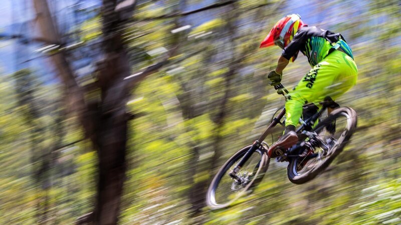 Eine Person führt Stunts auf einem Fahrrad aus. – Bild: Hip Trips