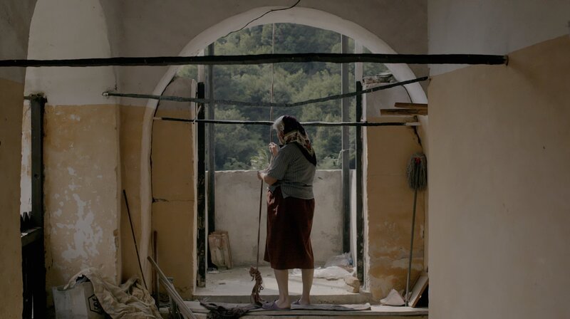 Dem bulgarischen Bergdorf Pirin droht das Aussterben. Ständig finden Beerdigungen statt. Junge Menschen ziehen fort. Zurück bleiben die Alten. Doch die Einwohner geben nicht auf. Mythos und Aberglaube geben ihnen Hoffnung. Auf poetische Weise zeigt der Film eine uns fremde Welt. Ein Blick in die Welt, ein Film der Deutschen Film- und Fernsehakademie Berlin (DFFB). – Die Witwe. – Bild: rbb/​Constanze Schmitt/​Wood Water Films/​DFFB