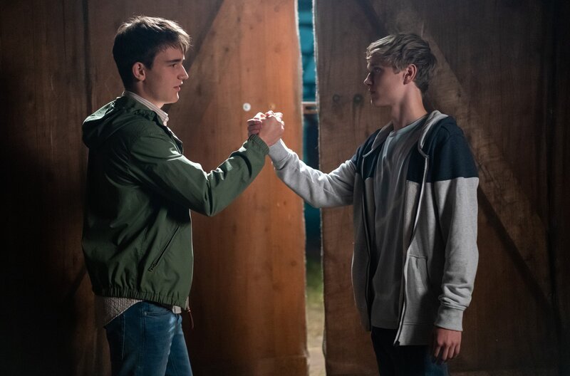 Tim (Luca Gugolz, l.) und Lukas (Dennis Hofmeister, r.) führen etwas im Schilde. – Bild: MDR/​ndF/​Tom Schulze /​ MDR/​HA Kommunikation