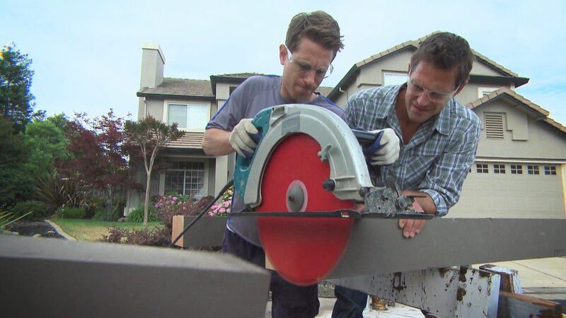 Chris Lambton und sein Team verwandeln den vermoderten und heruntergekommenen Garten von Gabriella und Daniel in einen modernen Bambushafen. Da das Haus der Familie modern eingerichtet ist, soll auch der Garten zeitgemäß wirken und zu dem fröhlichen Paar passen. Die Umgestaltung umfasst eine Pergola aus Bambusholz mit passender Rückwand, viele neue Pflanzen und einen Brunnen im Orgelpfeifen-Look. Außerdem wird Daniel mit einem Extra überrascht: einer Bambus-Bar mit integrierter Zapfanlage für sein großes Hobby. – Bild: HGTV