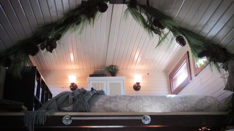 Eine fünfköpfige Familie realisiert schnell, dass ihr Haus mit 220 Quadratmetern zu viel Stress bedeutet. Um schuldenfrei zu werden und sich auf die wichtigen Dinge zu konzentrieren, entscheiden sie sich für ein Leben in einem Tiny House. Das Haus wird zwar auf der Farm der Eltern stehen, soll aber auch reisetauglich sein. Mit ihrer Wunschliste im Gepäck macht sich die Familie auf die Suche nach ihrem neuen Zuhause. – Bild: HGTV