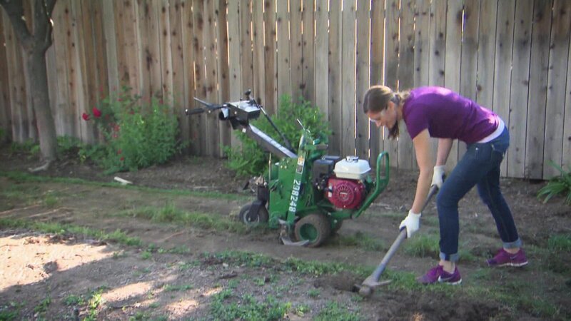 Der schreckliche Garten von Chris und Marisa erstreckt sich vor und hinter ihrem Haus. Der Vorgarten besteht aus Betonsteinen und das Bewässerungssystem im Garten ist kaputt und unansehnlich. Deshalb kommt Garten-Retter Chris Lambton wie gerufen! Er überrascht das Paar mit einer großzügigen Holzterrasse, einem extravaganten Kamin, einem spezialangefertigten Bambus-Esstisch und einer üppigen Bepflanzung mit einem Meer aus Blumen. Aus Marisas und Scotts langweiligem Grundstück wird ein exklusiver Rückzugsort für die ganze Familie. – Bild: HGTV