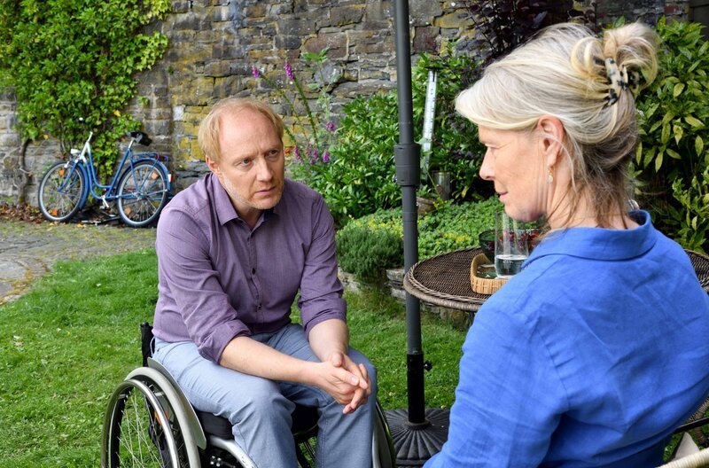 Chris (Simon Schwarz) redet der sturen Patientin Heidelinde (Corinna Kirchhoff) ins Gewissen. – Bild: ARD Degeto/​Hardy Spitz
