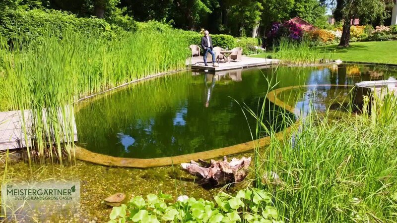 Eine echte Wohlfühloase mitten in Kiel – diesen Traum soll der renommierten Rendsburger Landschaftsarchitekt Johannes Kahl Wirklichkeit werden lassen. Doch ein Wunsch der Bauherren bleibt weiter eine Herausforderung: Ein spezielles „Haus im Hang“ soll das Grundstück nach hinten abschließen. Wird Kahls Baukunst seine Kunden überzeugen? Und in Boostedt bei Neumünster stößt Landschaftsarchitekt Soeren von Hoerschelmann auf ein unerwartetes Hindernis: Baggerarbeiten bringen ein Fundament mitten im Garten zum Vorschein. Das bringt den Zeitplan durcheinander. Doch am Ende des Tages ist der riesige Garten nicht mehr wieder zu erkennen. – Bild: HGTV