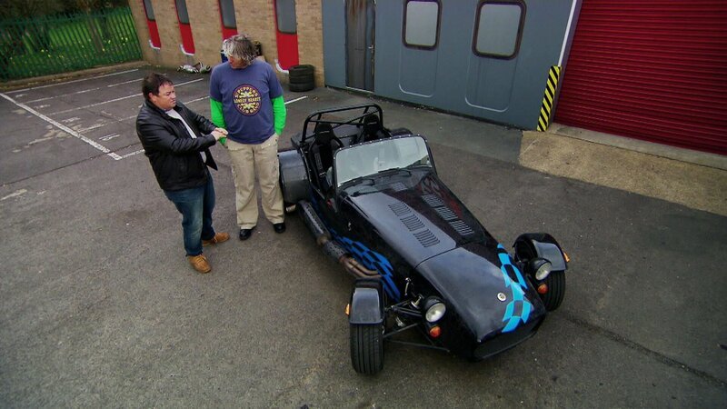 L-R: Mike Brewer and Edd China next to Caterham 7. – Bild: DMAX
