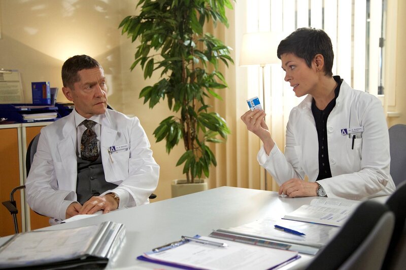 ARD/​MDR IN ALLER FREUNDSCHAFT – FOLGE 679, „Heureka“, am Dienstag (17.03.15) um 21:00 Uhr im ERSTEN. Dr. Elena Eichhorn (Cheryl Shepard) hat mit einer kleinen Lüge von Dr. Kathrin Globisch ein neues und besseres Schmerzmittel für Dr. Kaminski (Udo Schenk) bekommen. Sie versichert ihm, dass sie niemandem von seinem Tumor erzählt hat und dies auch nicht tun wird. – Bild: MDR/​Saxonia/​Wernicke